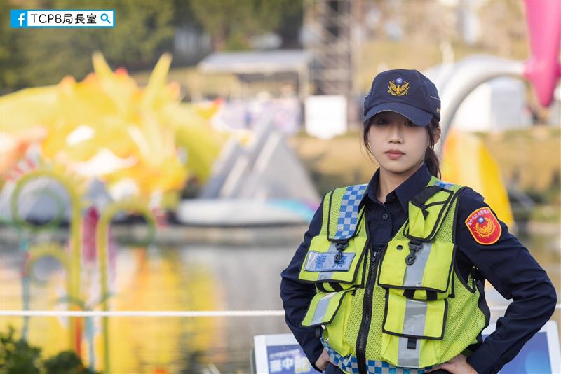 人比燈香!台中燈會女警「撞臉《京城怪物》金秀賢」 網歪樓:想被開單