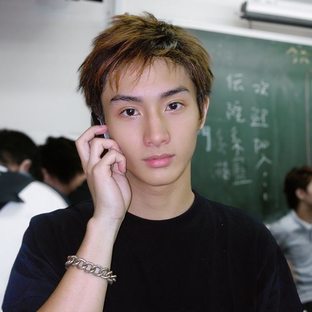 阿本曬「19歲大學帥照」!留言區全暈船 連炎亞綸也現身