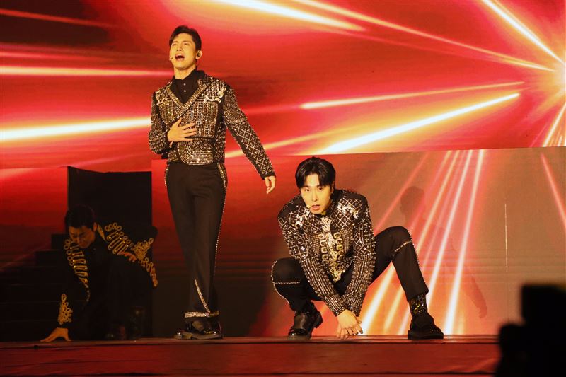 東方神起元宵拜晚年！「夯曲不斷狂謝仙后」    1句話撩粉全場尖叫