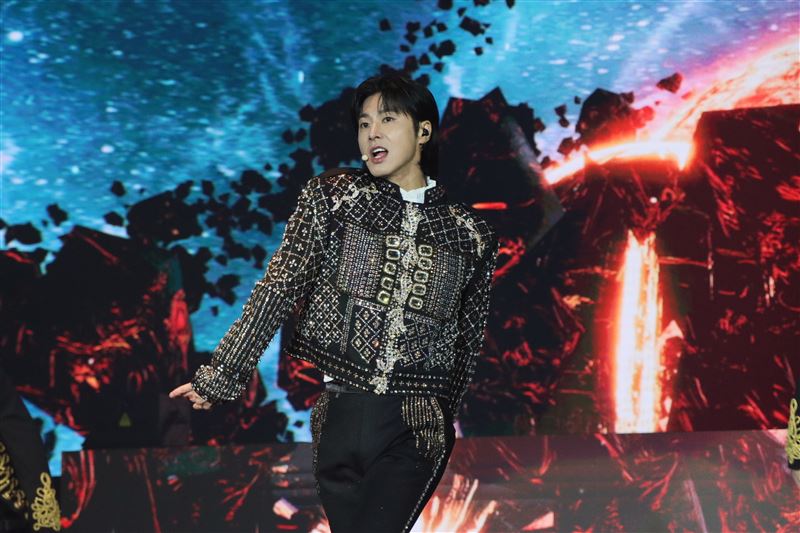 東方神起超寵粉！「兩度衝下台」　仙后應援：願陪走向40週年