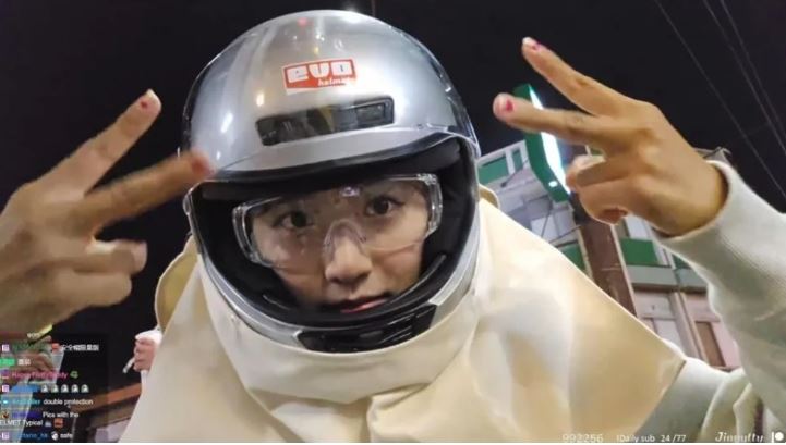 企鵝妹挑戰鹽水蜂炮！全副武裝仍遭炸傷　網心疼：好痛