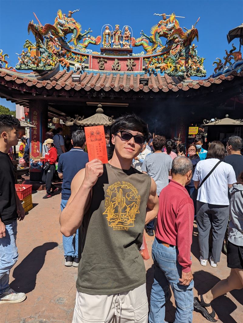 肌肉男星紫南宮求好運　藏4年招財成果驚人！坦言「越變越鼓」