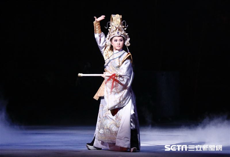 孫翠鳳突發「緊急公告」　明華園粉專遭不明人士駭入消失！粉絲心急