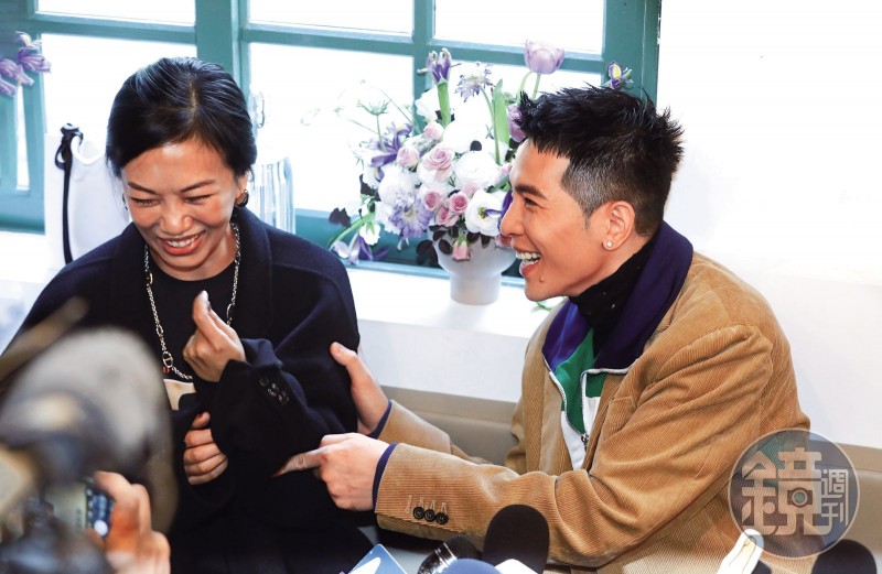 渴求神祕力量庇護　蕭敬騰妻財神廟點光明燈