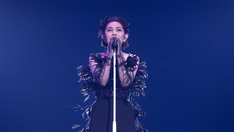 張清芳唱到一半！18歲超帥兒子驚喜登場　當場爆哭蹲在地上