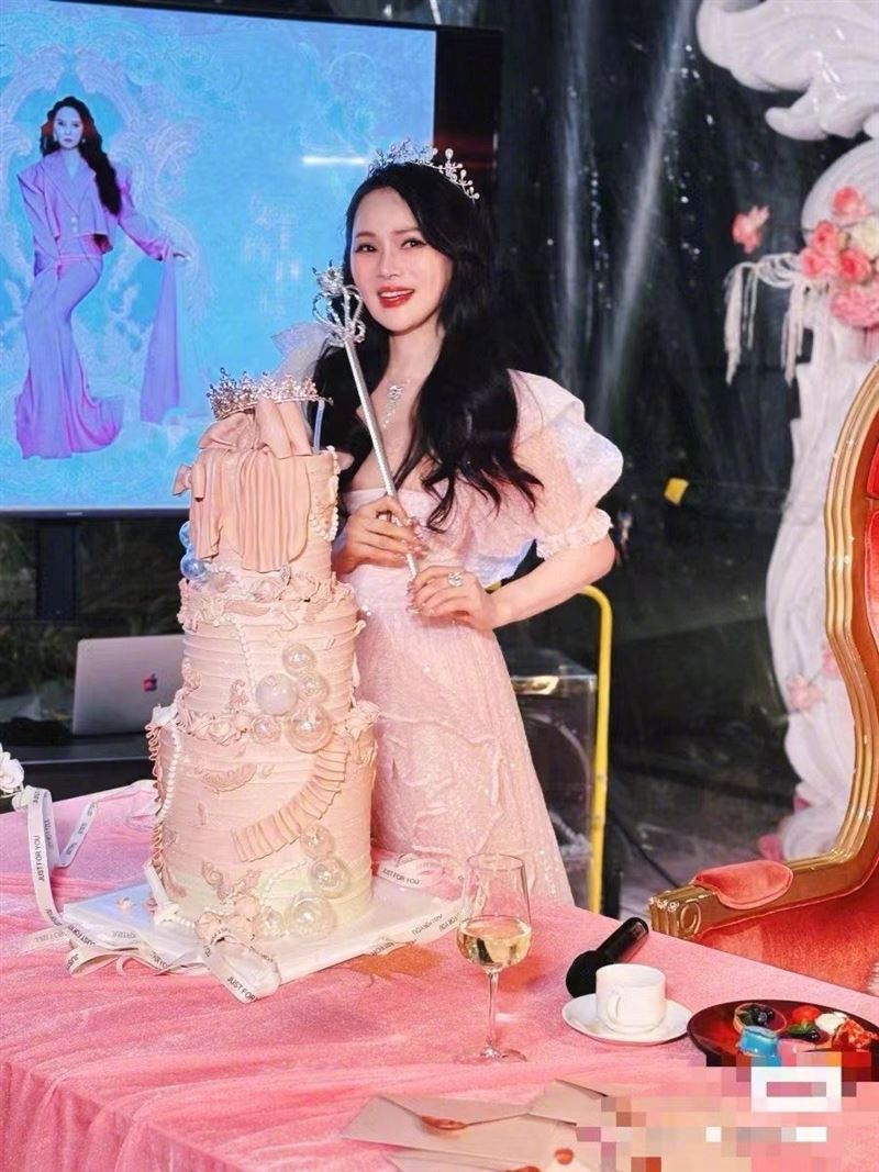 伊能靜爆辣公主裝慶生！56歲被酸「阿姨裝少女」壽星回擊：愛美不分年紀