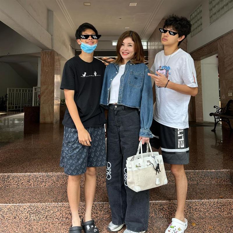 54歲何如芸拿愛馬仕包！網驚呼「牛仔褲也爆款」2帥兒高顏值意外曝光