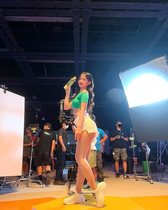 李多慧蜜大腿放送！炸出「暗黑雞翅膀」網嗨爛：小妖精真的太『慧』了