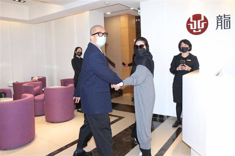 大S前額冒數撮白髮　爆「一周只洗1次頭」！養髮手段夠絕了