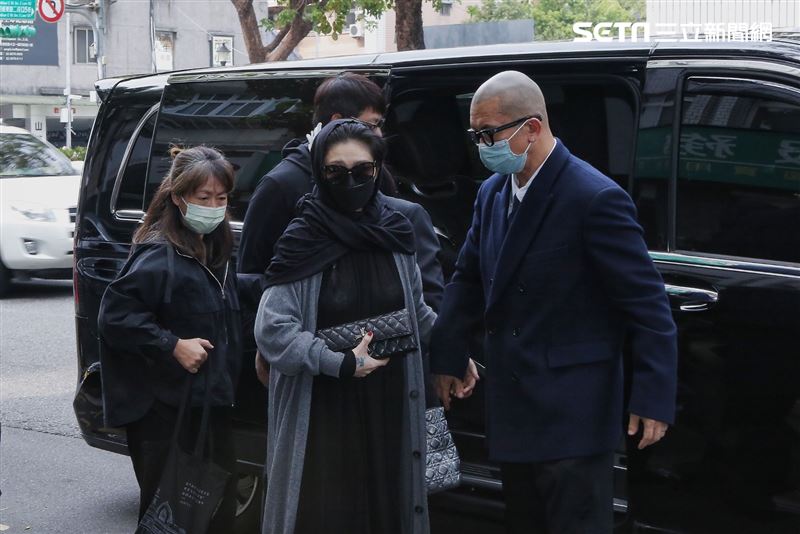 大S靈堂穿搭掀熱議！前婆婆張蘭「蹭熱度」模仿賣貨　網傻眼：超沒品