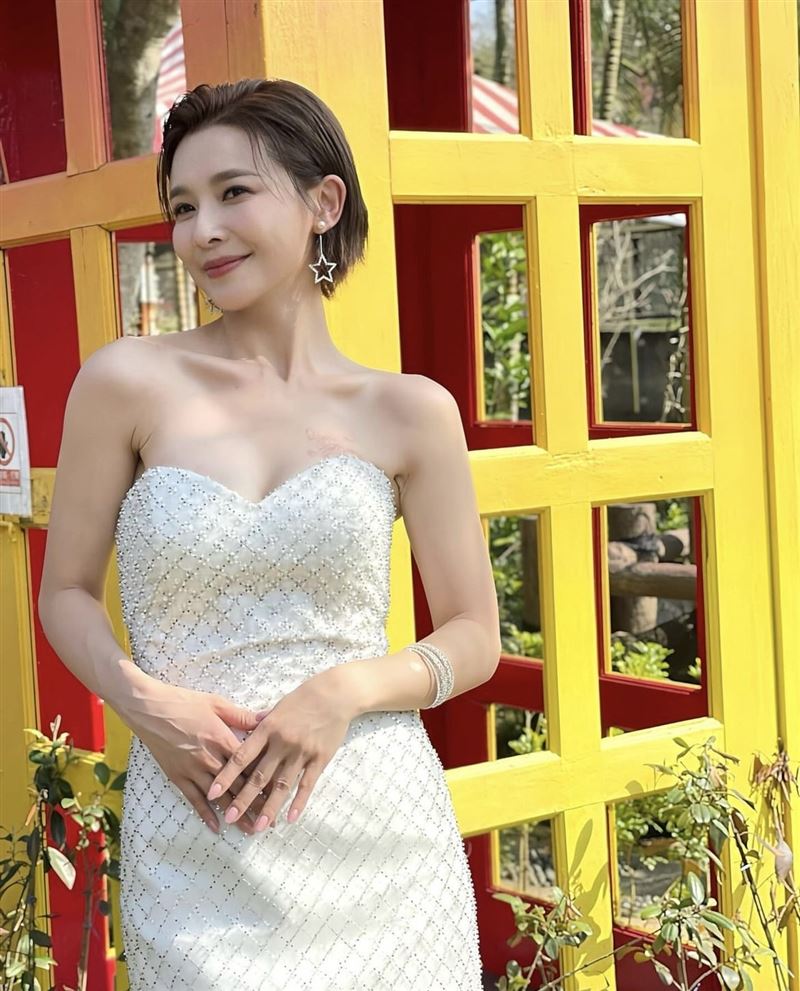 台8女神再曬火辣泰國婚紗照!吳婉君穿白紗露深溝 網驚呼美到太迷人