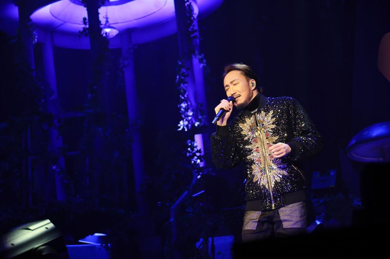 鄭中基不藏了！台灣最終場「合唱張學友」突衝下台全場秒暴動