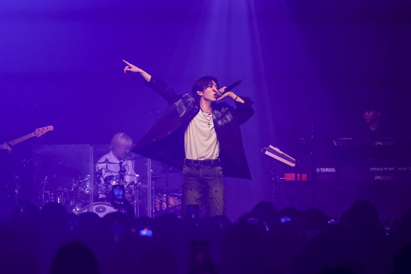 Pentagon KINO台上崩潰跺腳！「爆哭直呼怎麼辦」　粉絲大喊：對不起啦