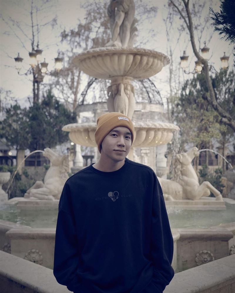 Toyz帶親媽爽玩英格蘭!網驚問「不是限制出境?」釣出專業解答