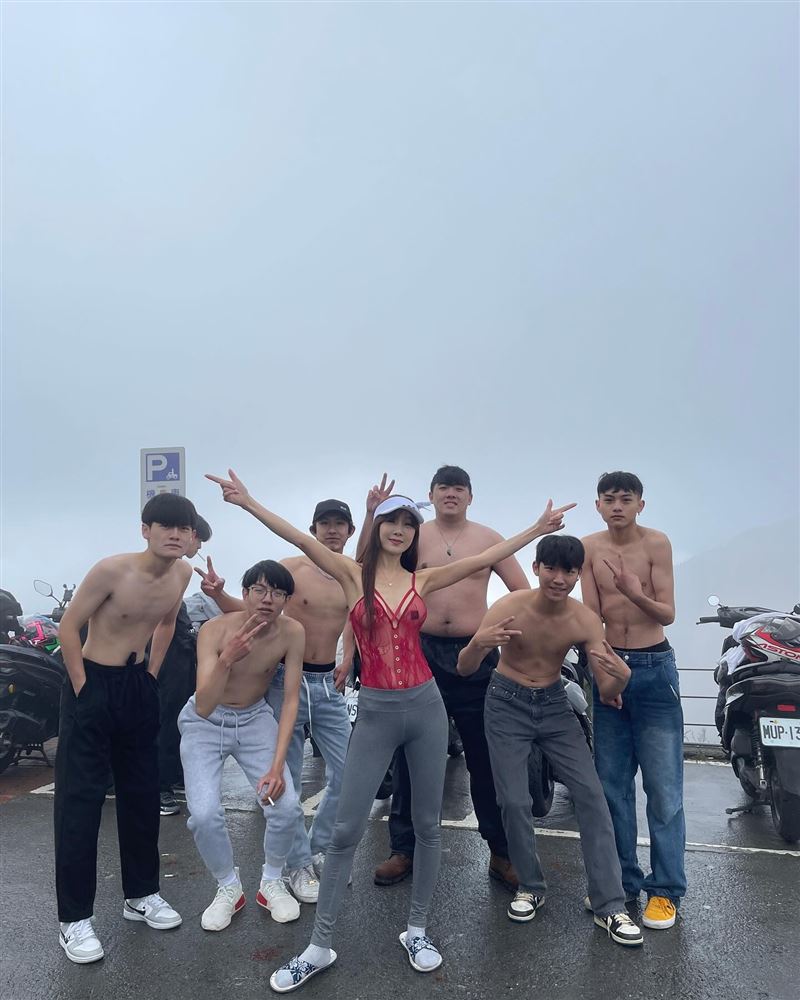 58歲美魔女衝合歡山脫了！透視馬甲內衣洩「火辣身材」　力拚赤裸小鮮肉