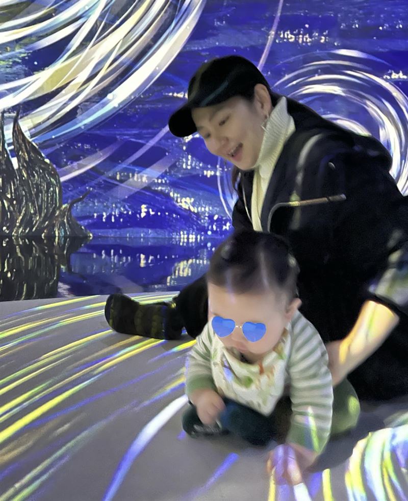 Selina曬天倫樂！小腰果6個月10公斤「肉肉臉超Ｑ」新手媽：捨不得放手