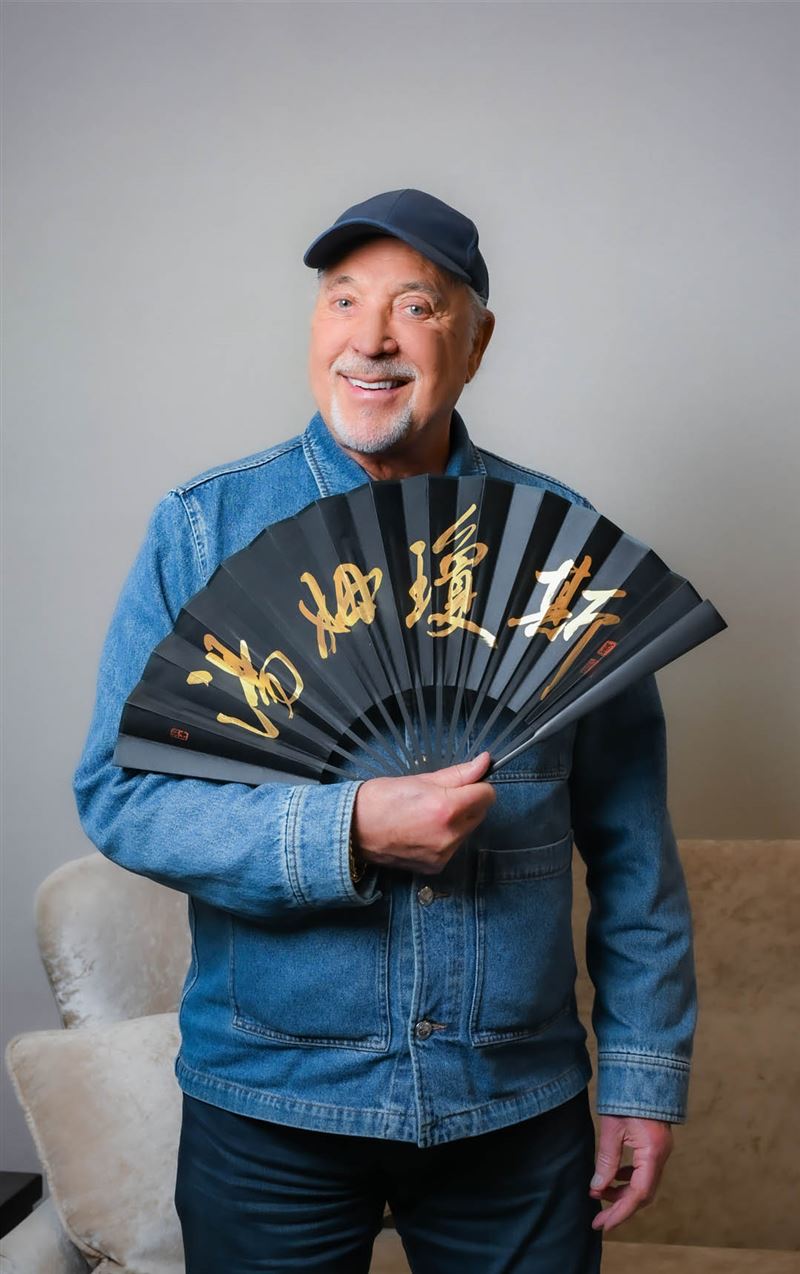 封爵傳奇歌神空臨台灣!湯姆瓊斯喜獲「名字金扇」偷問:可以帶走嗎?