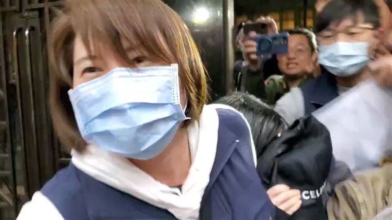 畫面曝光！F.I.R阿沁嫩妻涉毒移送北檢爆衝突　花花被抓著衝進地檢署