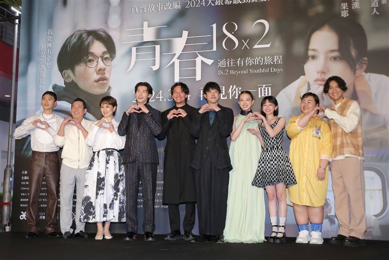 許光漢帶女友亮相！親密勾手比愛心「許太太要崩潰」全場喊：太帥了