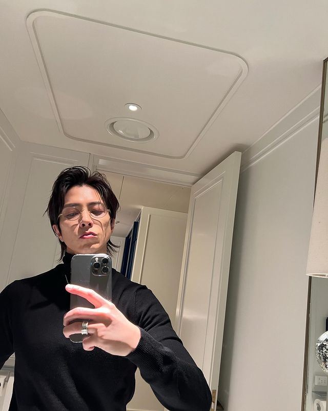 山下智久排隊打卡Lisa！「才坐下拍2秒」就被保鑣尷尬請離位