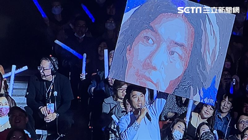 陳子強拿超大油畫闖任賢齊演唱會！親吐背後原因　被虧怎麼拿過來的