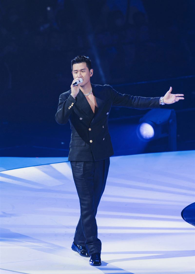周興哲演出中斷!唱到一半音響突故障「真實反應」台下歌迷跪了