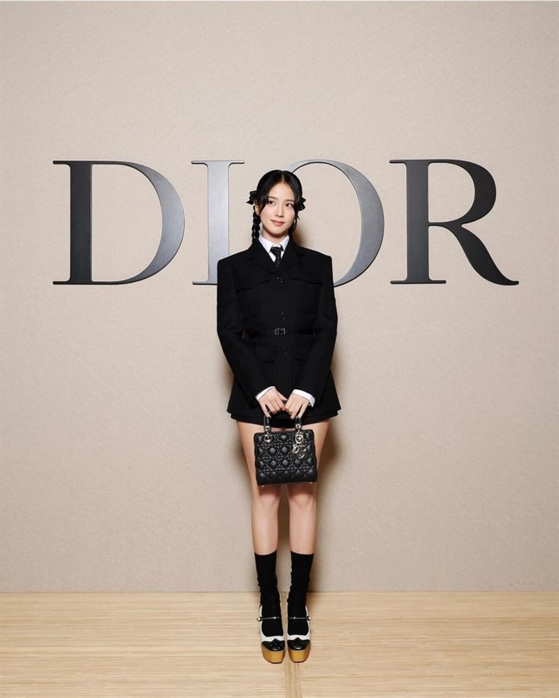 Beauty美人圈／Jisoo在Dior秀場富家乖乖女LOOK太搶鏡！