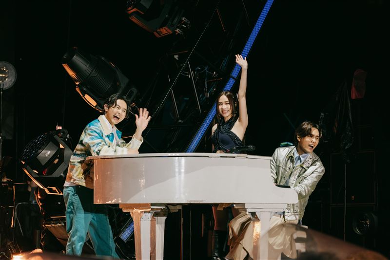 告五人唱到一半！哲謙驚曝「整件褲子濕了」背後原因曝光