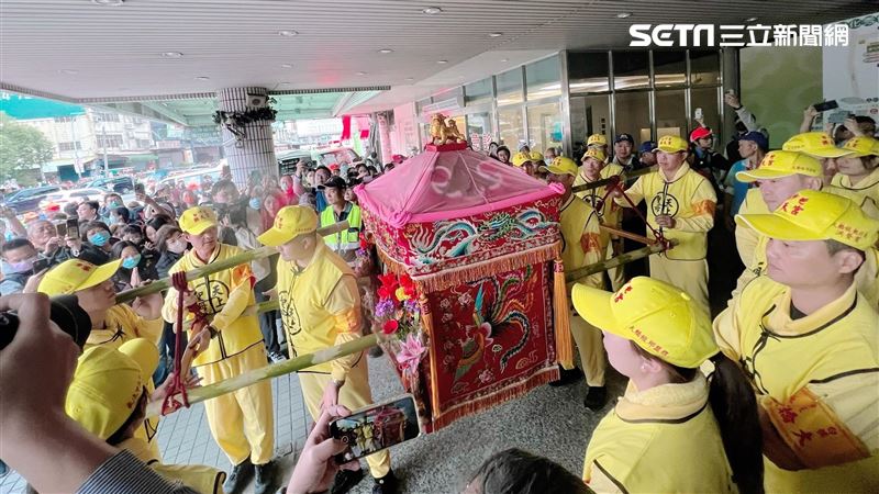 院方下跪求停駕!白沙屯媽祖急轉進秀傳 拿重傷姐妹衣物祈福