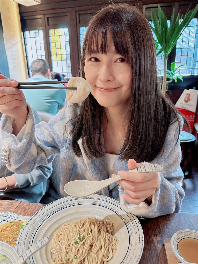 女星吃飯被好友提醒「你知道嗎？」　低頭一看嚇：裙子破了大洞