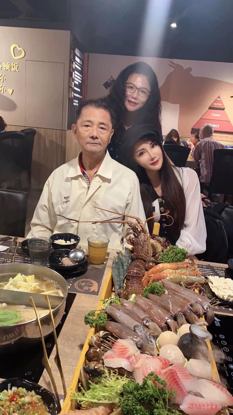 楊麗菁父親驟逝！最後一哩路強忍悲痛陪伴　搭配「帥氣西裝」送別