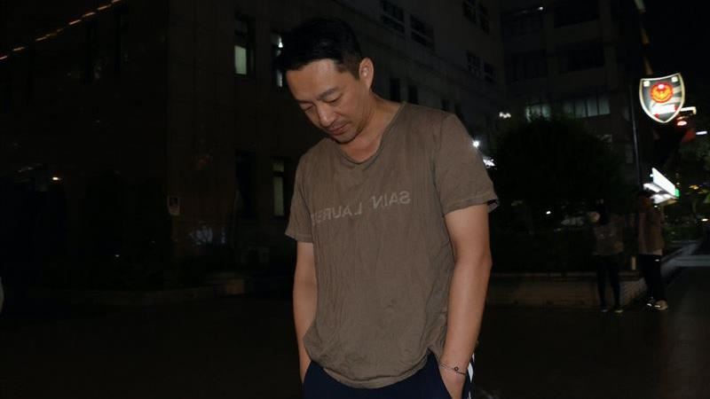 汪小菲邋遢衝警局　「鹹菜T-Shirt」被起底！售價1萬8