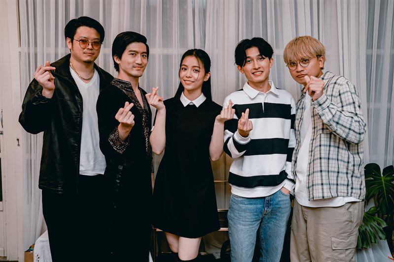 爽躺宋芸樺大腿！男方身分曝光竟是樂團主唱「真實關係」曝光