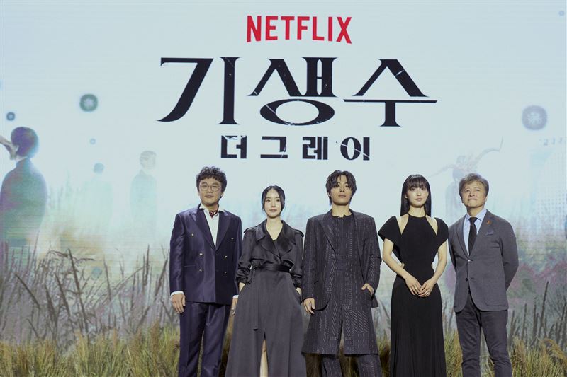 《寄生獸》演員狂操肌肉！李貞賢「扛5KG來福槍曝懷孕」　劇組反應超暖