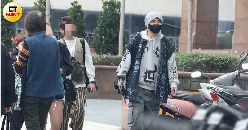 黃明志街頭等車被襲擊!2男持木劍、雨傘追著他跑