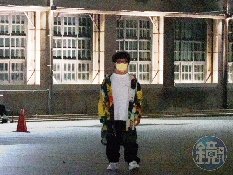 納豆晚上被直擊「獨自1人逛松菸」…身邊未見依依！暖心原因曝光