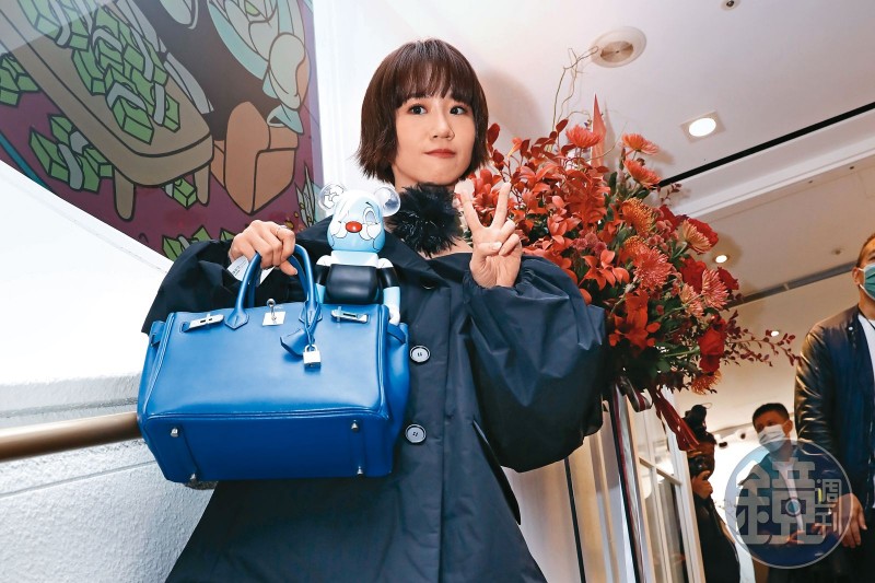 Lulu抱黃子佼愛馬仕包睡覺!「10年師徒情」鐵證…今慘淪燙手山芋