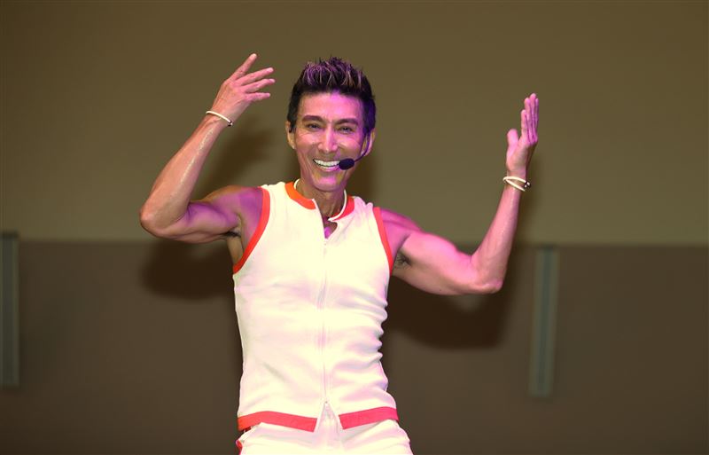 潘若迪曬愛女合照　逆天長腿震驚全網！才11歲美成這樣