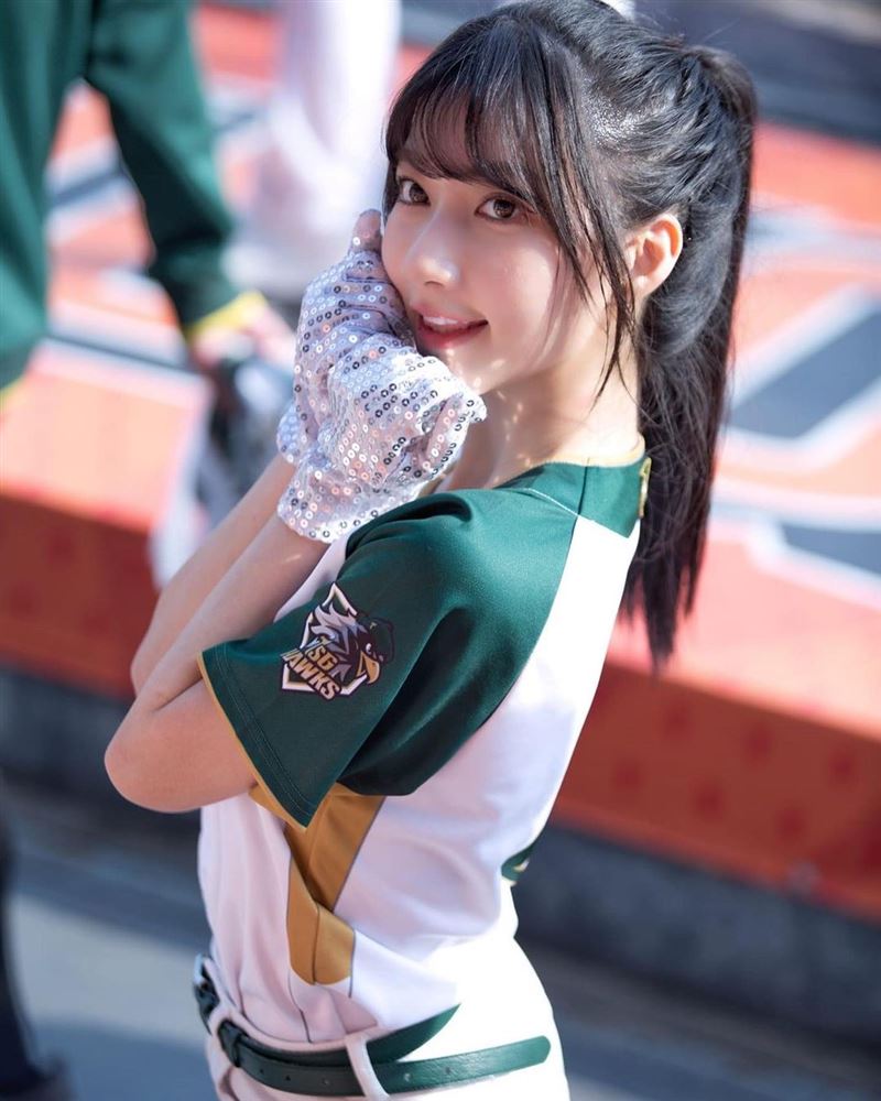 辣過一粒！AV女優「單穿內衣」爭跳葉保弟應援舞…秒變暗黑版