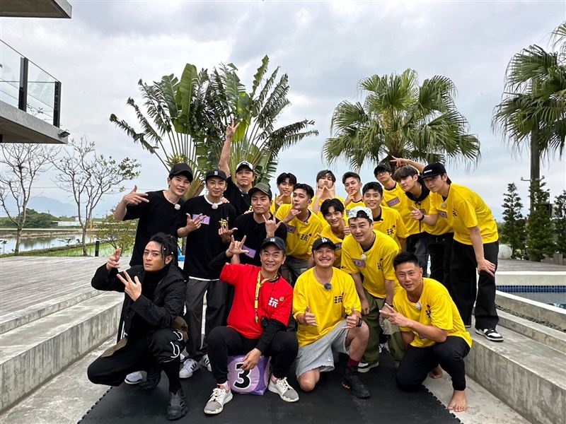 ENERGY罕合體《玩很大》　44歲牛奶拚了當場頭轉！網：都跟你說了放手