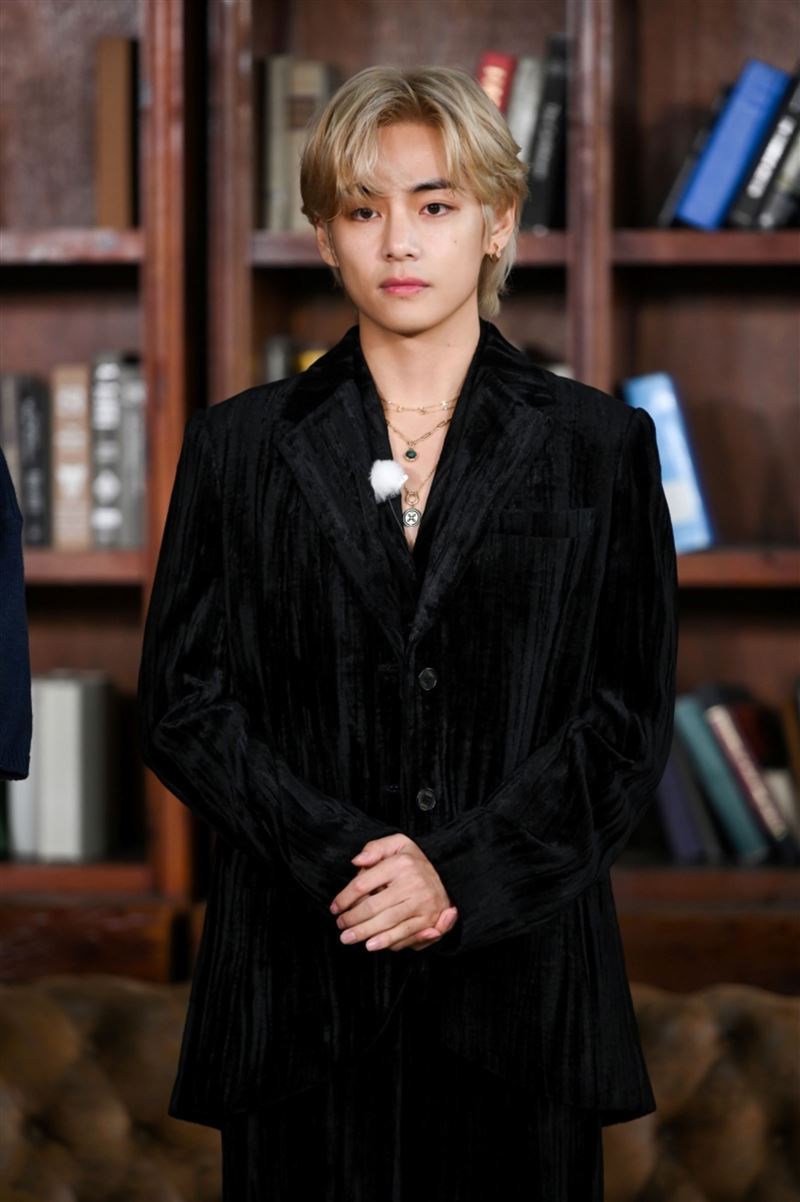 BTS V曬裸背照！「喊5字網心疼也驕傲」　都在自己的領域發光