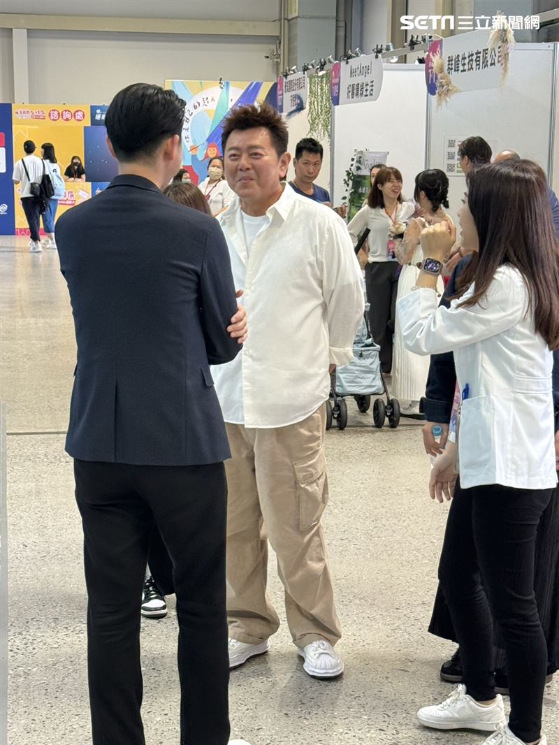 他逛睡眠展一天捕獲「野生2藝人」驚呼：法國天菜！連營養師都化身粉絲