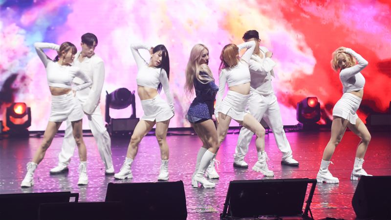 輝人抓包作弊依舊寵翻粉絲!「安可下台海巡」 台上換裝超震撼