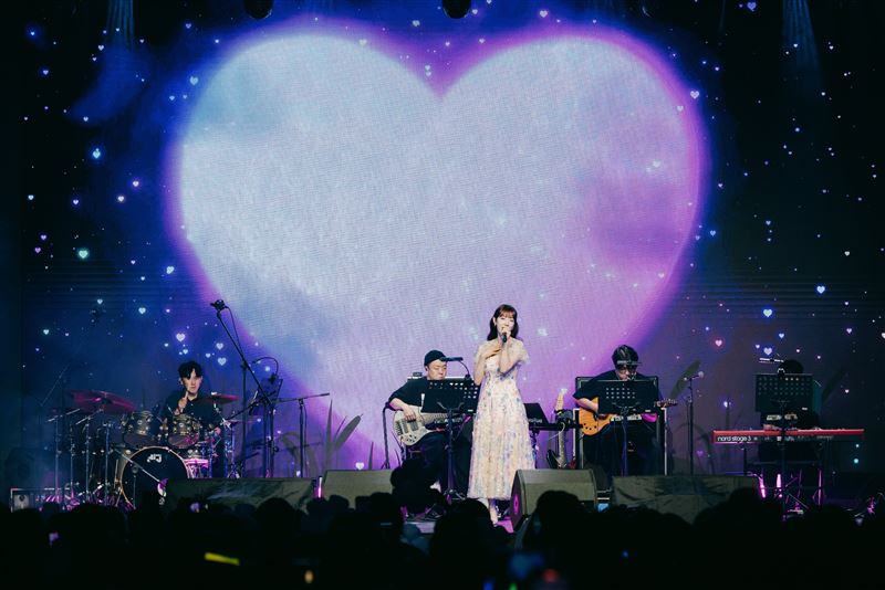 朴信惠抵台先去放天燈！「逛夜市被芒果價嚇到」　見面會甜美嗓音融化粉