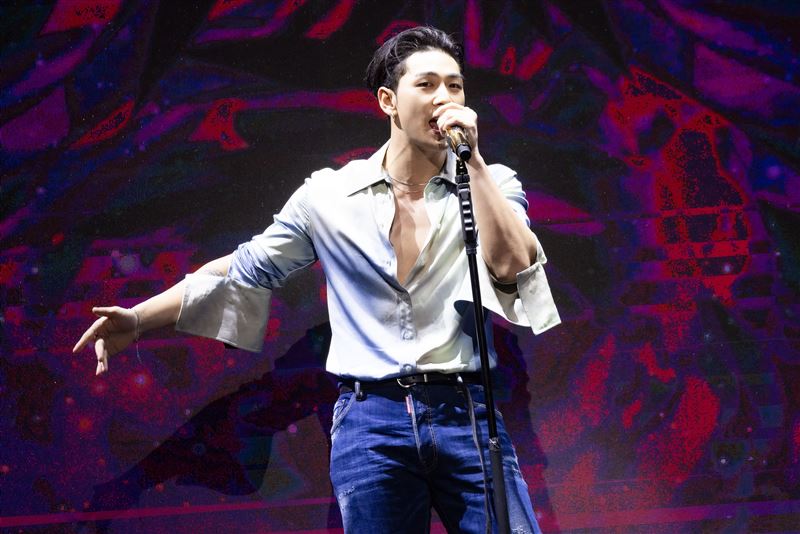 白虎前V後露大秀胸肌！「最後一次落男兒淚」　現場送定情禮物給粉絲