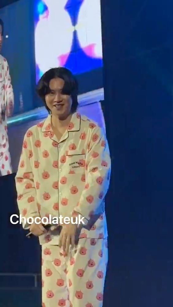 SJ希澈穿睡衣上台！「E,L.F.喊7字反應笑翻」　神童想脫他褲子