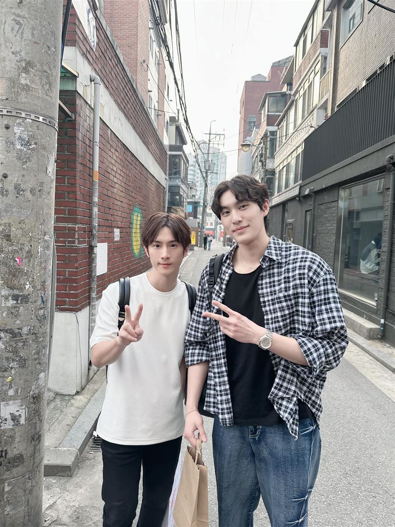 阿本街頭搭訕《單身3》崔民又！貼身同框照網羨慕　補放閃男友：怕被揍