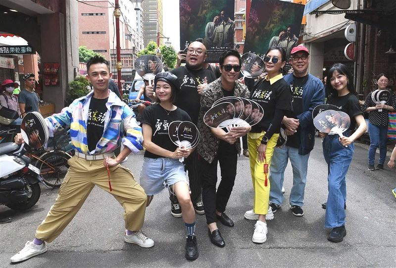 陳亞蘭驚喜現身大稻埕！拉「老公」秀恩愛「下次玩親親」楊麗花拍手叫好