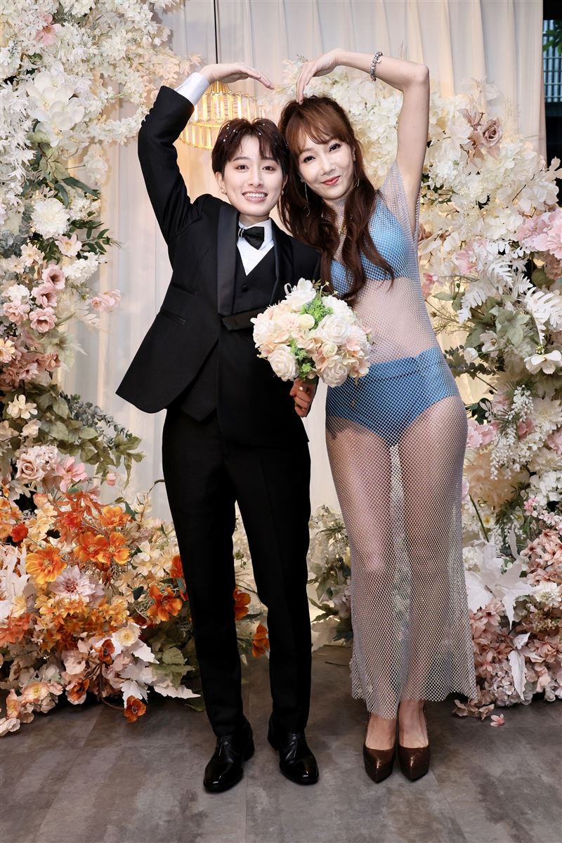 地震完又遇亂流！美魔女胡文英曬「搭機驚險畫面」嚇喊：不會出事吧