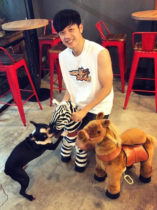 焦糖哥哥送別11年摯愛！口吐白沫「搶救2天不幸離世」淚喊：不痛了